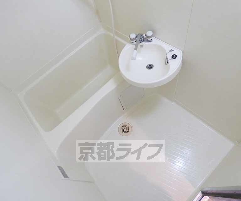 バス・シャワールーム　広々とした浴室です。