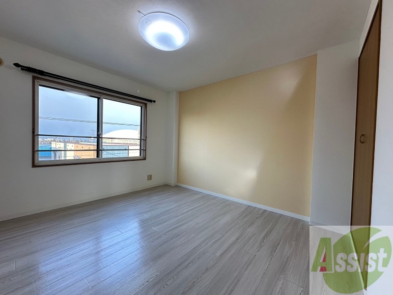 その他部屋・スペース　寝室はこちらです。光が差し込む、温かみのあるお部屋です。