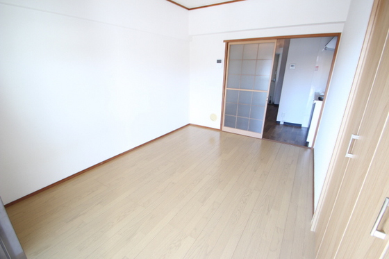 居室・リビング　※別号室のお写真です。