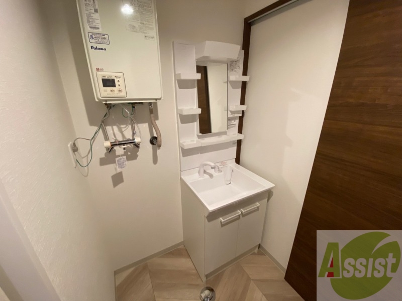 洗面設備　独立洗面台です。大きくてよいですね。シャンプーもできます。