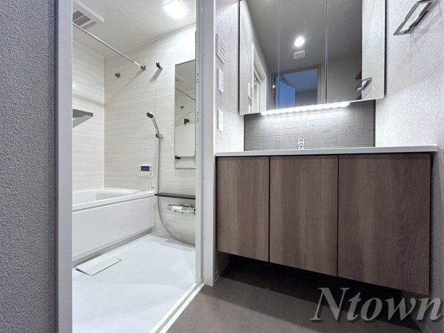 洗面設備　ゆったりとスペースのある洗面所