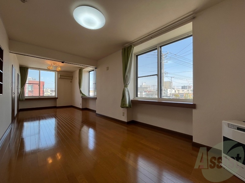 居室・リビング　広くてキレイなお部屋が広がっていて、充実した生活が送れそう。