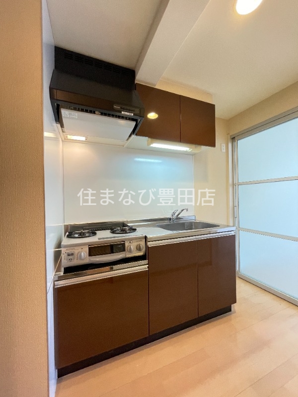 キッチン　清掃前　同型別部屋写真