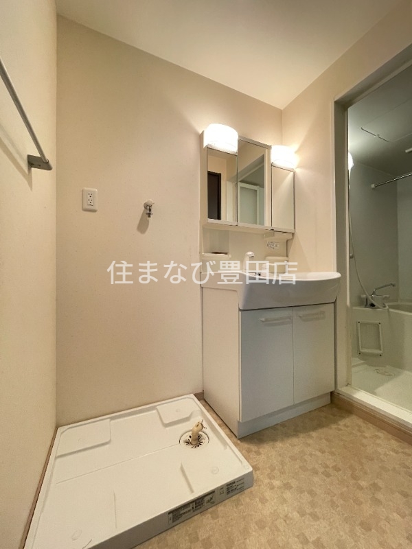 洗面設備　清掃前　同型別部屋写真