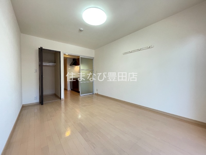 居室・リビング　清掃前　同型別部屋写真