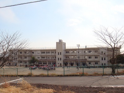 小学校　広見小学校（小学校）まで497m