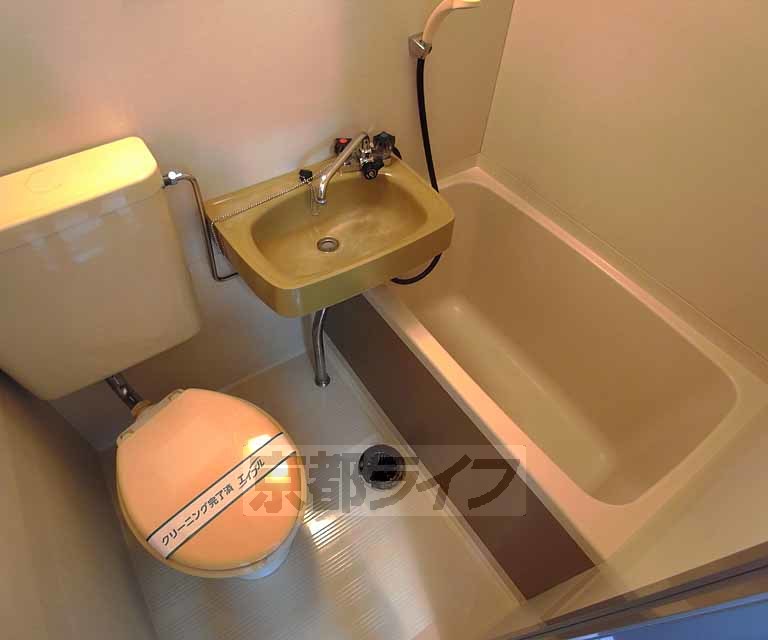 バス・シャワールーム　ユニットタイプの浴室です。