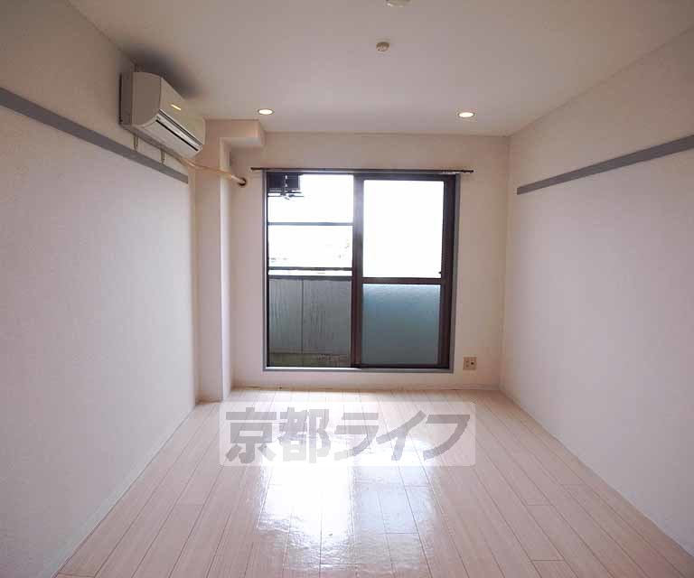 居室・リビング　綺麗なフローリングタイプの洋室です。