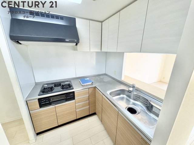 キッチン　3口ガスコンロ付きのおしゃれなL字型キッチン