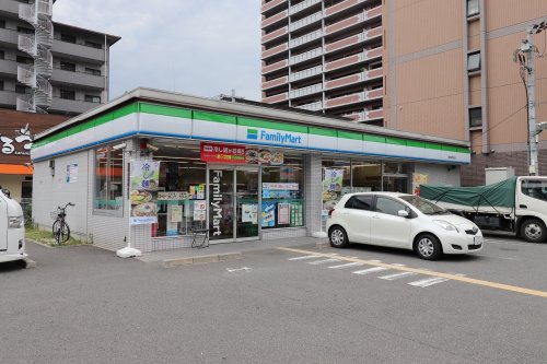 コンビニ　ファミリーマート　鶴見緑地東店（コンビニ）まで744m