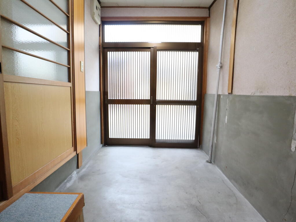 勝山北2丁目6番貸家の玄関写真