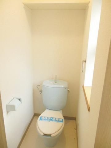 トイレ　★上部に物置スペースあり★