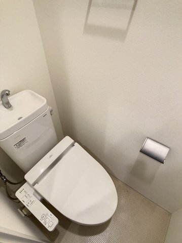 トイレ　温水洗浄便座です。