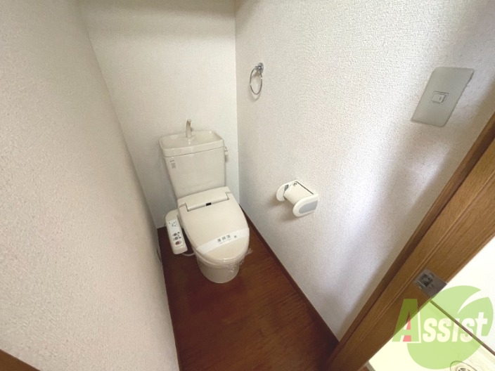 トイレ　温水洗浄便座なので快適に使用できそうですね。