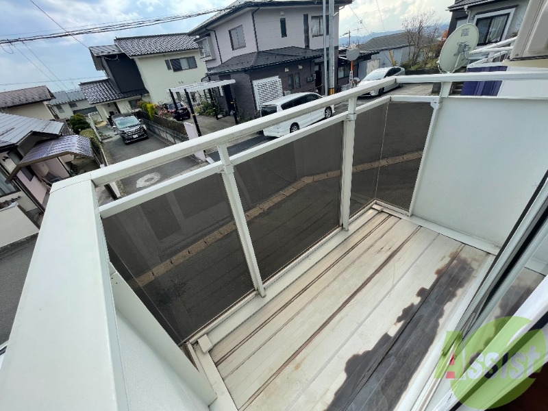 バルコニー　バルコニーがあるので洗濯物は外に干せそうですね。