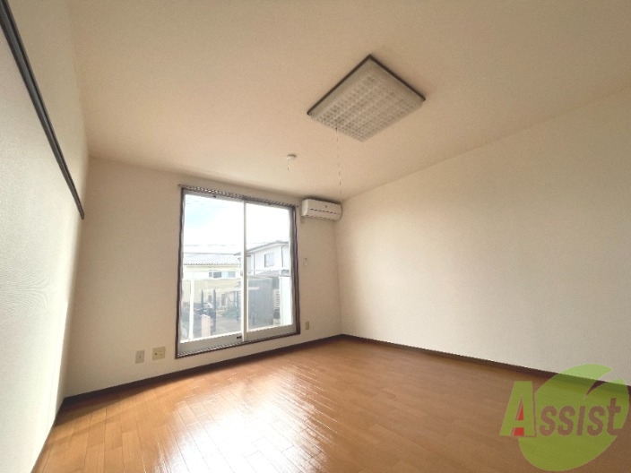 居室・リビング　８．６帖のお部屋です。明るいお部屋で気持ちが良いですね。