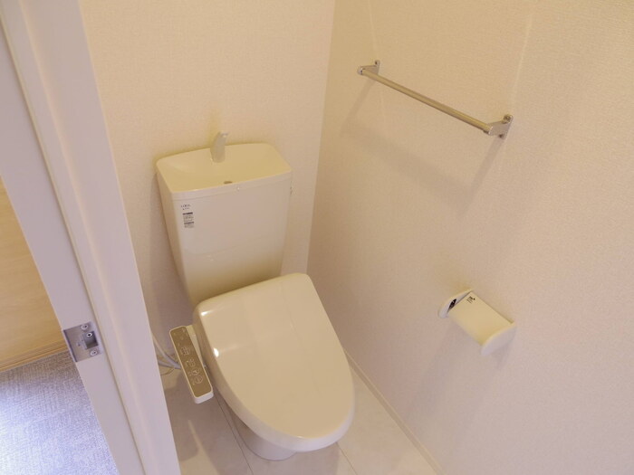 トイレ　もちろん温水洗浄暖房便座です