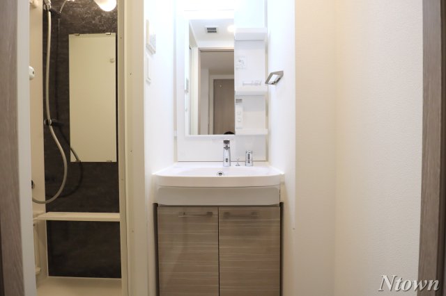 洗面設備　独立洗面台、小物を置くことができて便利です