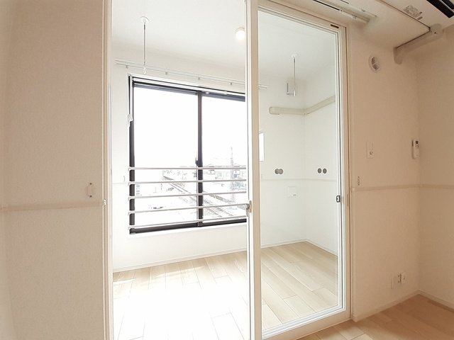 その他部屋・スペース　サンルーム。雨の日や冬でも安心して洗濯物が干せます！