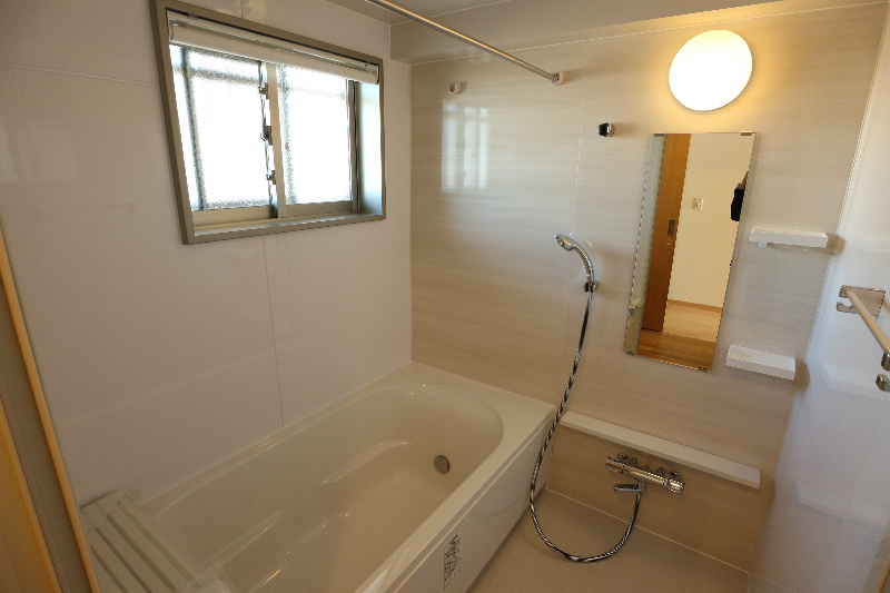 バス・シャワールーム　浴槽は広々一坪タイプです。