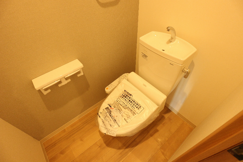 トイレ　温水洗浄便座・収納棚付きのトイレ。