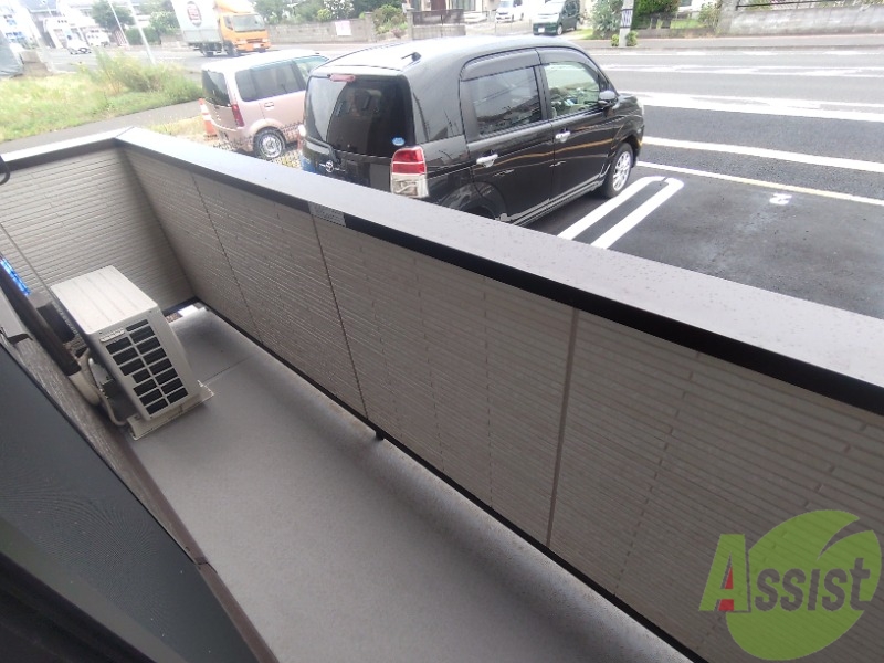 バルコニー　ベランダはよく日が当たり気持ちの良い空間です。