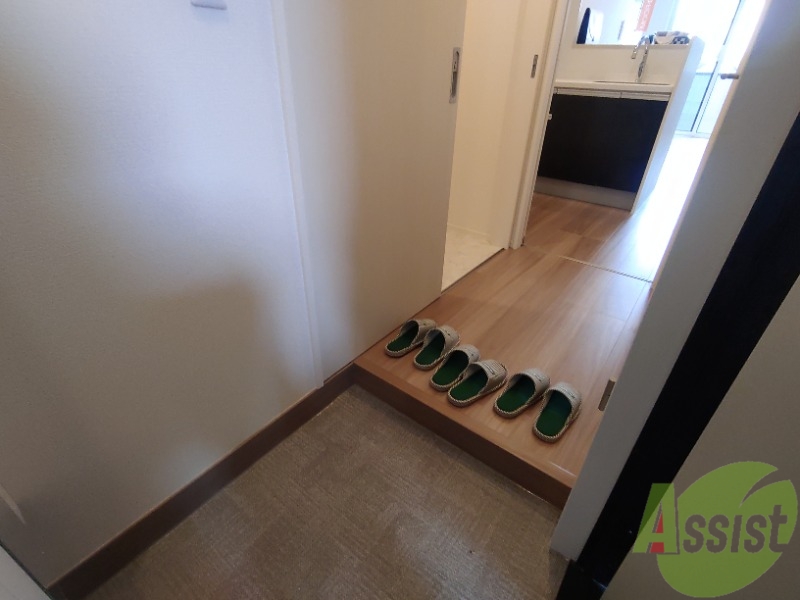 玄関　玄関からの様子です。綺麗なフローリングが広がっています。