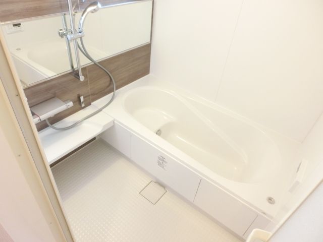 バス・シャワールーム　清潔感のあるバスルームです。