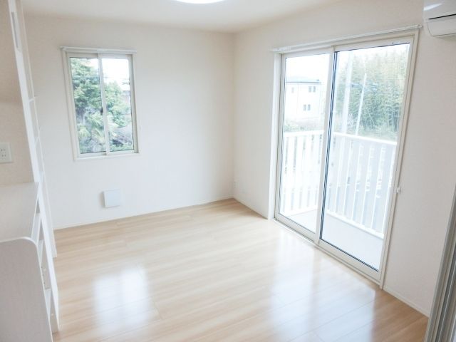 居室・リビング　2面採光なので明るいです。