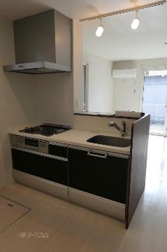 キッチン　ガスコンロとグリル付システムキッチン