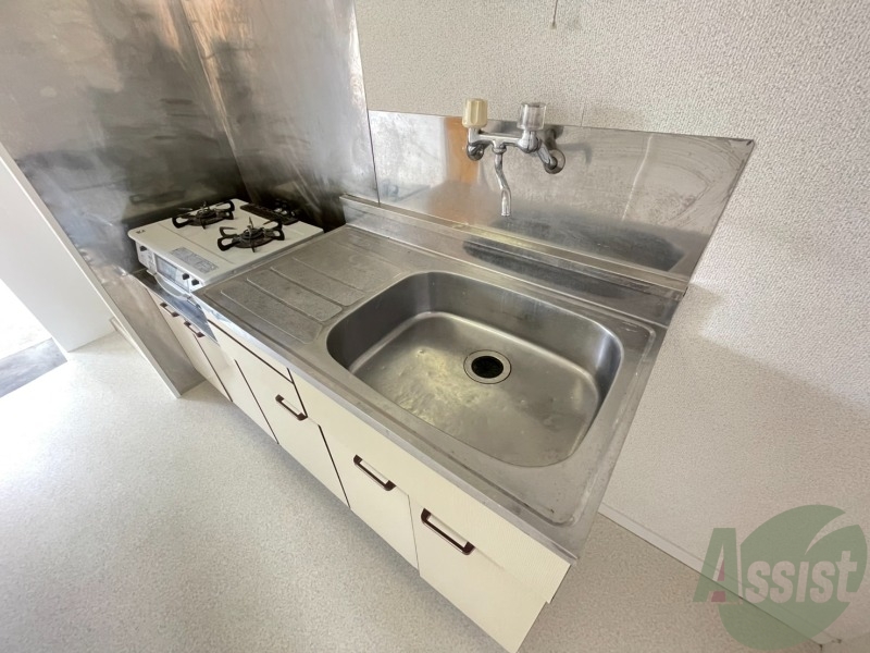 キッチン　こちらはキッチンになります。洗い場も広いです。