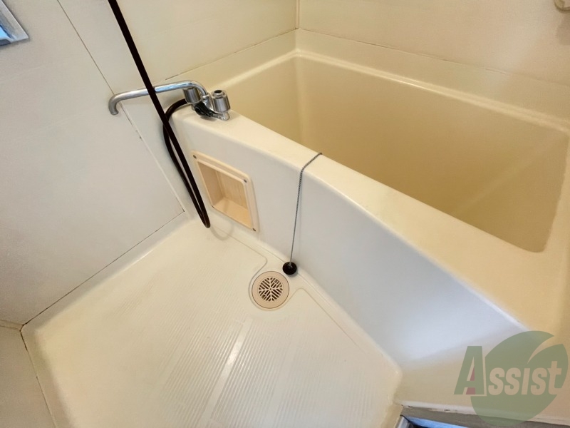 バス・シャワールーム　こちらはバスルームになります。広々としています。