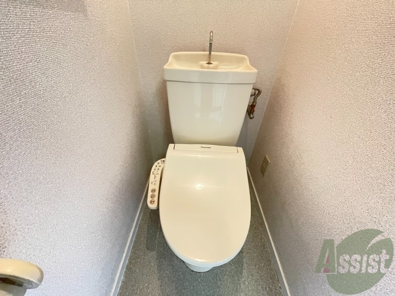 トイレ　こちらがトイレです。明るく清潔感があります。