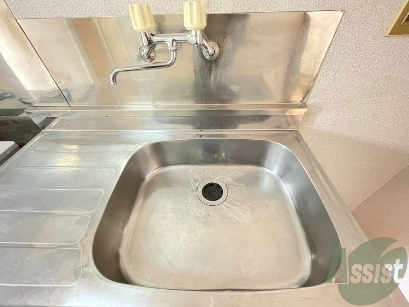 洗面設備　こちら洗面台はキッチン洗い場と兼用になります。