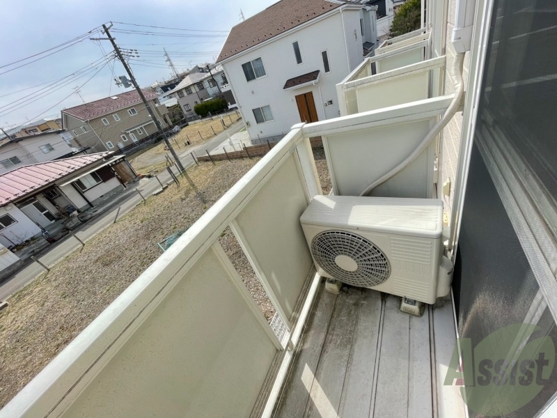 バルコニー　こちらにはバルコニー。洗濯物を干せるスペースがあります。