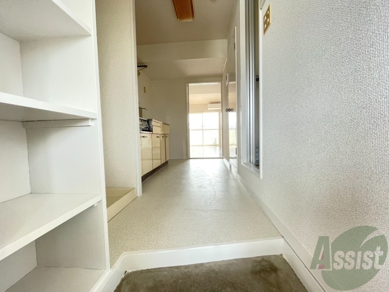 玄関　こちらが玄関からの様子です。奥に洋室が見えます。