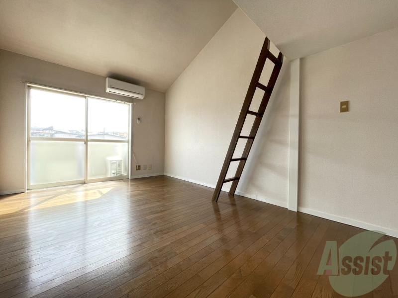 居室・リビング　こちらは７．８帖の洋室になります。広々としていますね。