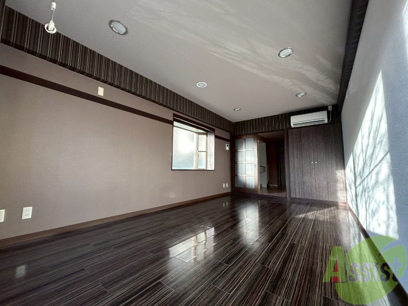 居室・リビング　広々としたリビング。明るく開放的な雰囲気のお部屋です。