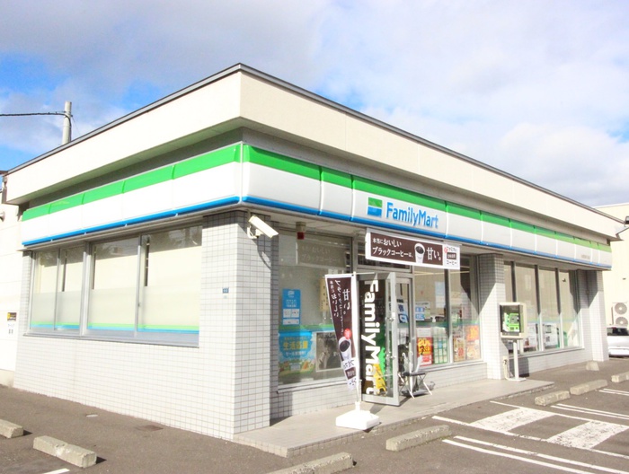 コンビニ　ファミリーマート（コンビニ）まで400m