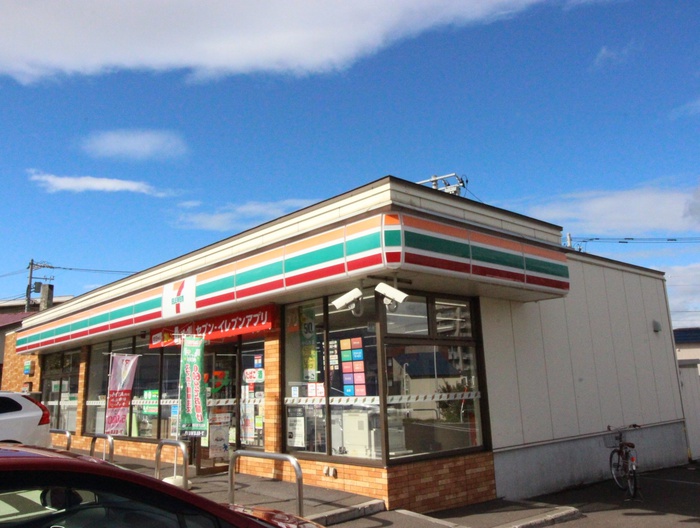 コンビニ　セブンイレブン（コンビニ）まで500m