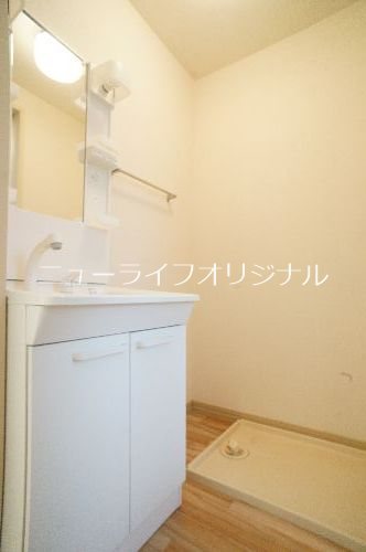 洗面設備　シャワー付き洗面台で忙しい朝でも楽に身支度が出来ます！