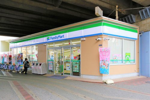 コンビニ　ファミリーマート 浦安駅東口店（コンビニ）まで120m
