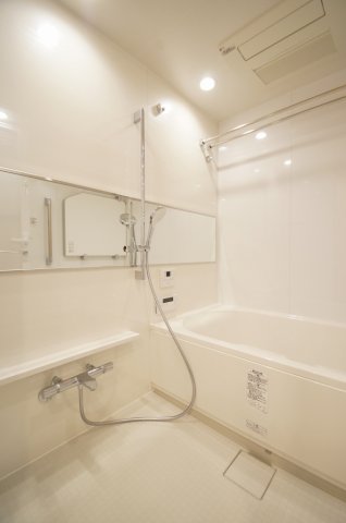 バス・シャワールーム　雨の日のお洗濯物にも便利な浴室乾燥機能付きのバスルームです