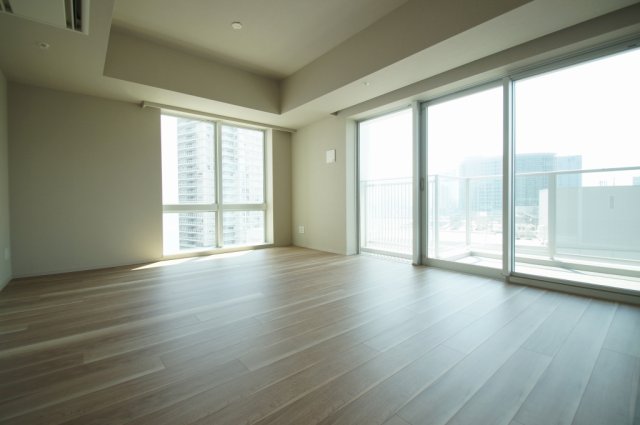 居室・リビング　キッチンスペースと合わせて約17.7帖のリビングルームです