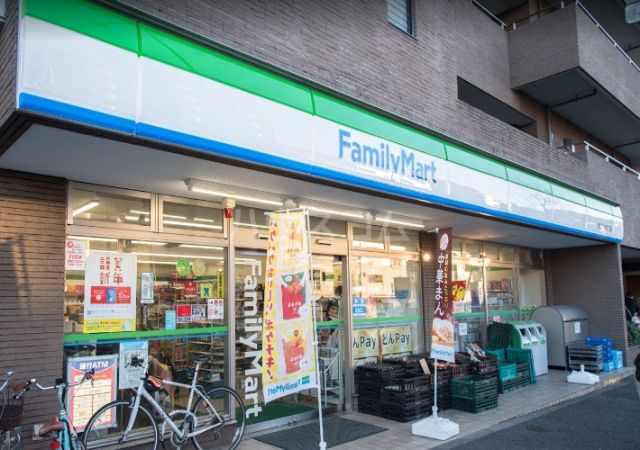 コンビニ　ファミリーマート世田谷北沢四丁目店（コンビニ）まで455m