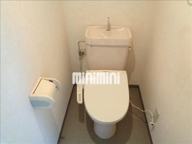 トイレ　温水シャワー付きトイレ。