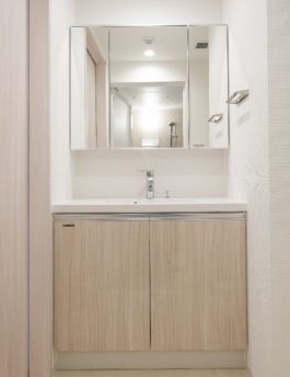 洗面設備　朝の支度にも助かる、独立の洗髪洗面化粧台