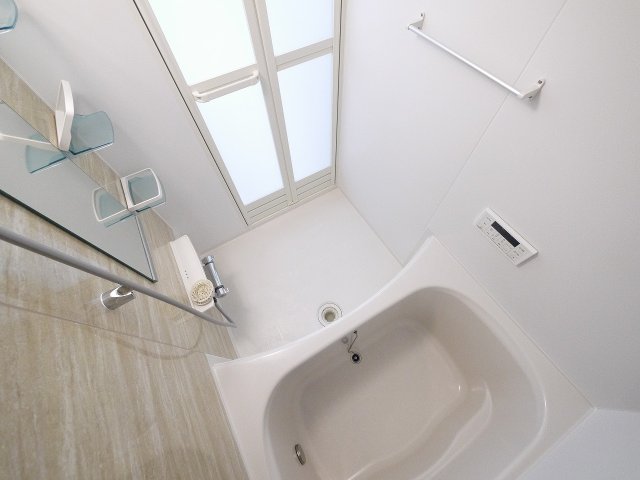 バス・シャワールーム　コンパクトで使いやすいお風呂です