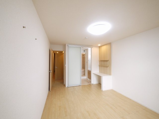 その他部屋・スペース　落ち着いた色調の寝室です