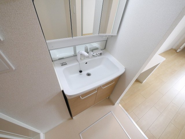 洗面設備　明るい洗面所です